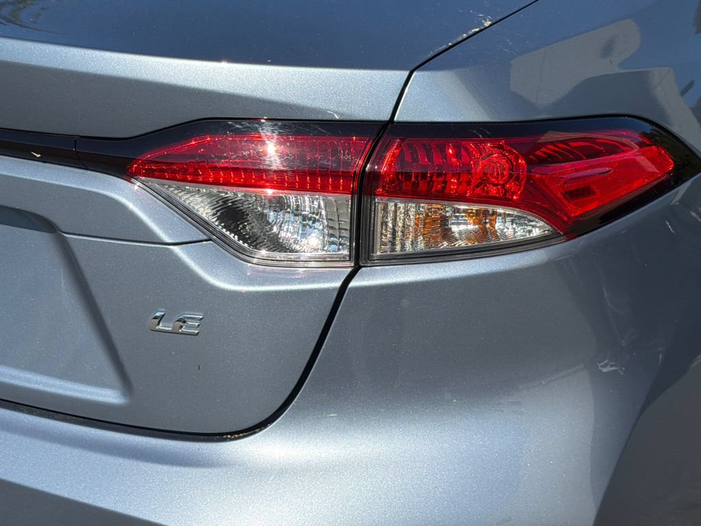 Used 2025 Toyota Corolla LE w/ LE Premium Package FWD image 5