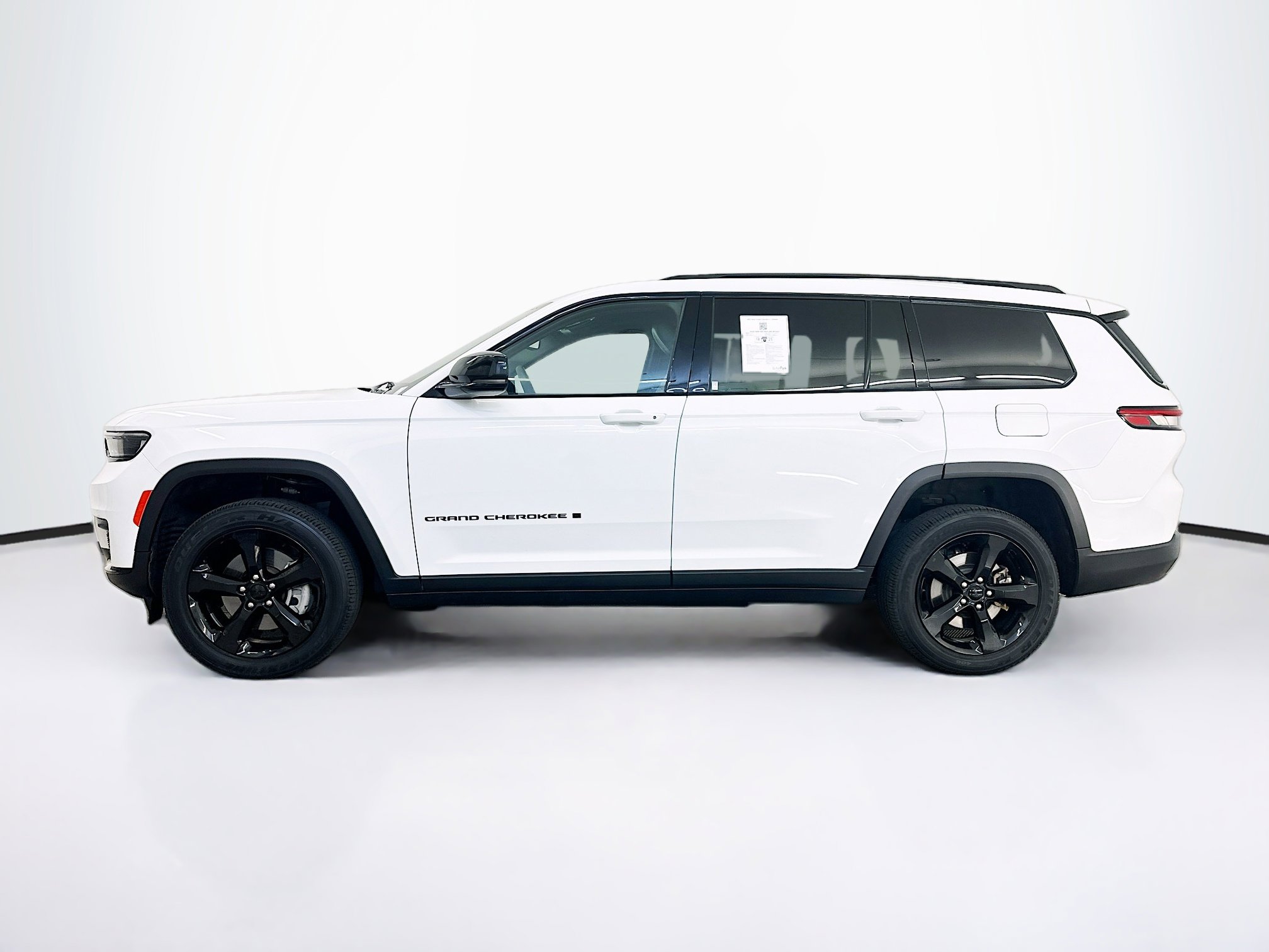 Used 2023 Jeep Grand Cherokee L Laredo image 4