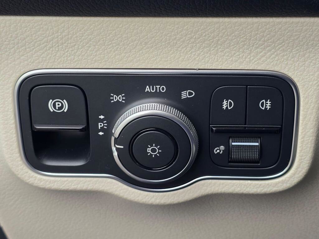 New 2026 Mercedes-Benz GLB 250 4MATIC image 38