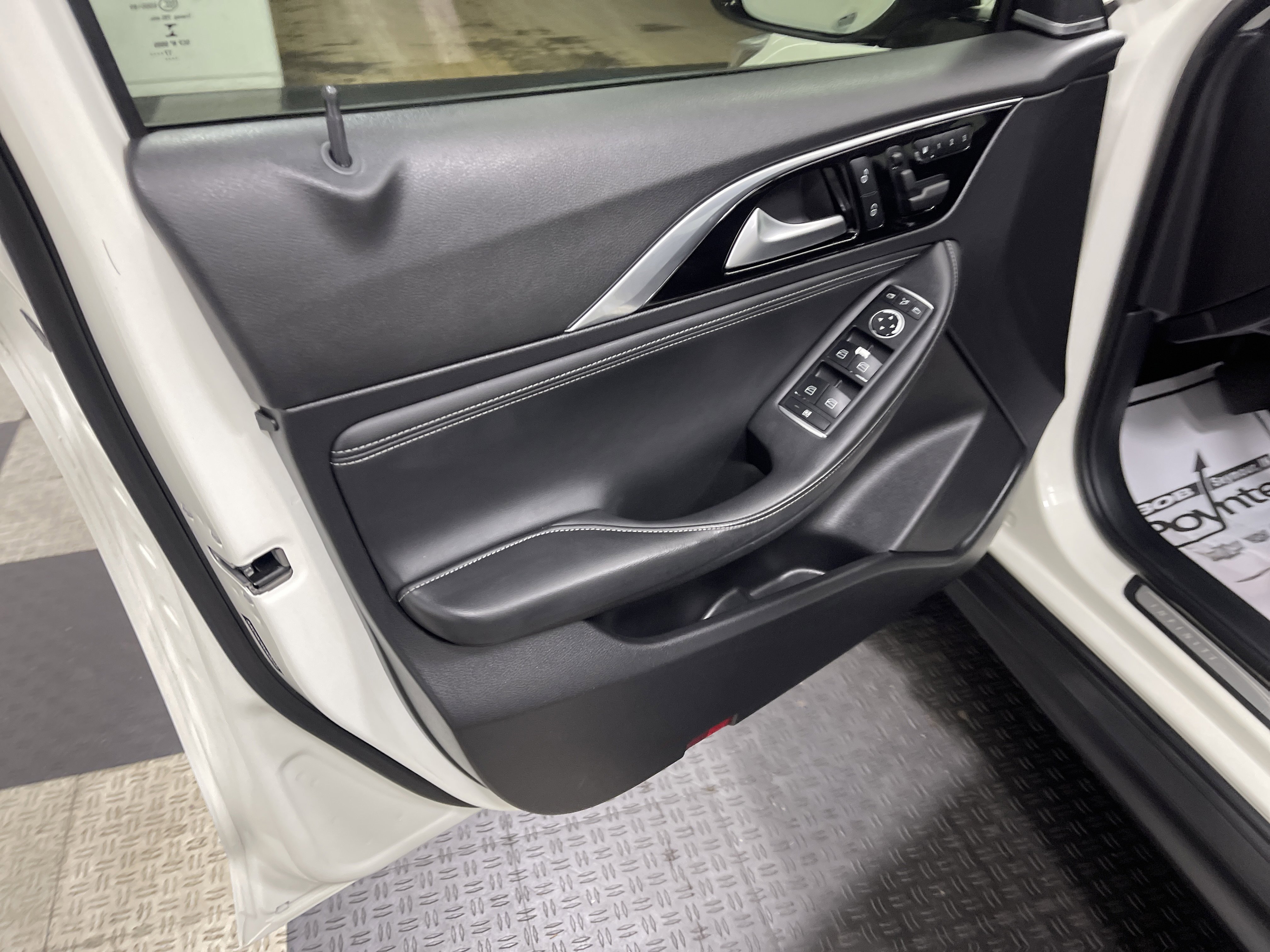 Used 2018 INFINITI QX30 Premium w/ Cargo Package image 10