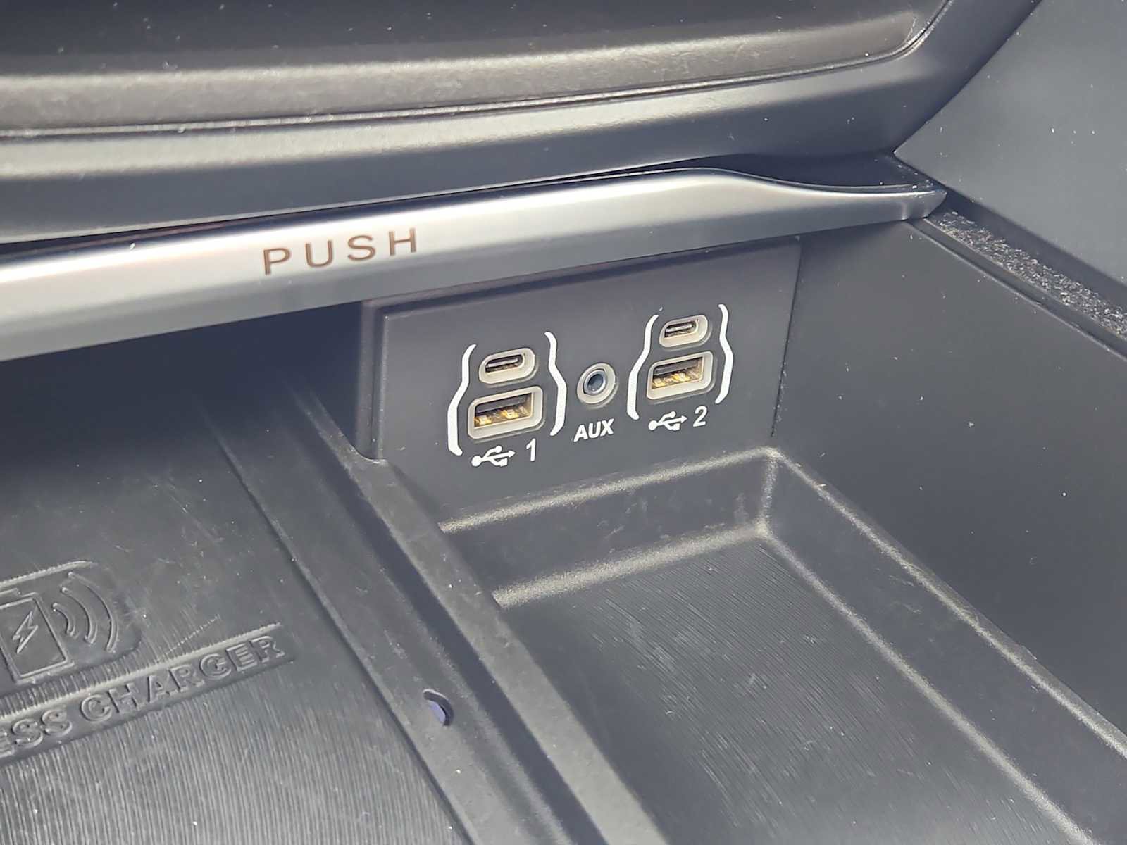 Used 2024 Chrysler Pacifica Premium image 19