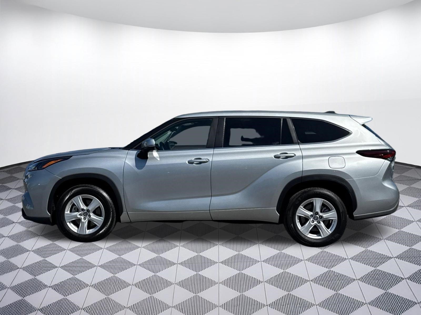 Used 2025 Toyota Highlander LE FWD image 2