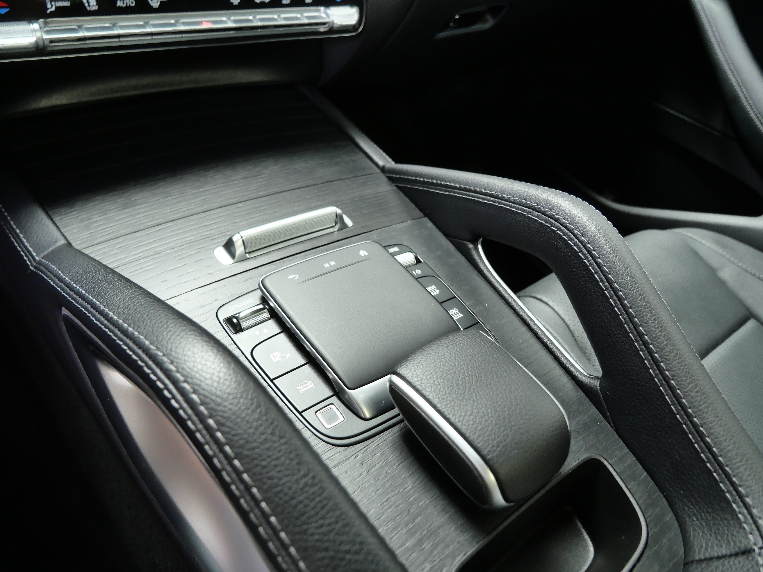 Certified 2025 Mercedes-Benz GLE 450e 4MATIC w/ Driver Assistance Package image 23