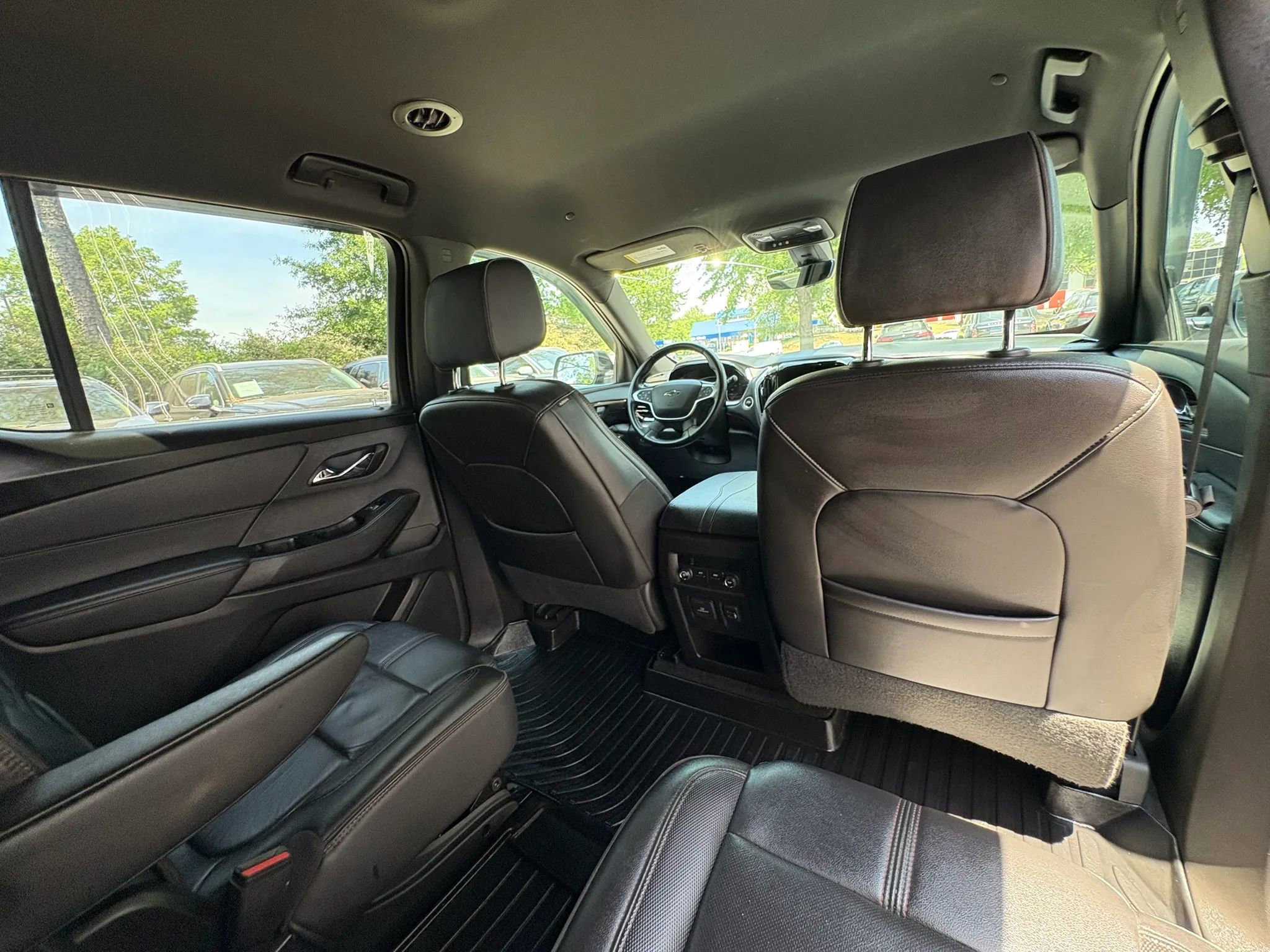 Used 2022 Chevrolet Traverse RS w/ LPO, 'HIT The Road' Package FWD image 17