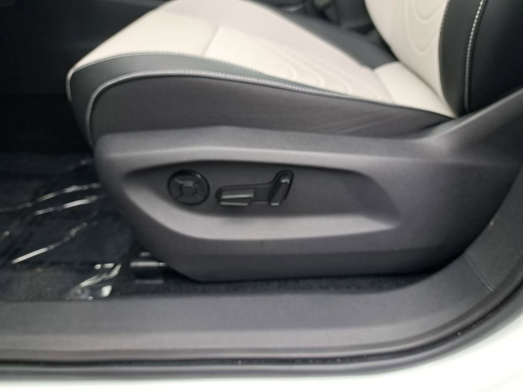 Used 2025 Volkswagen Tiguan SE image 34