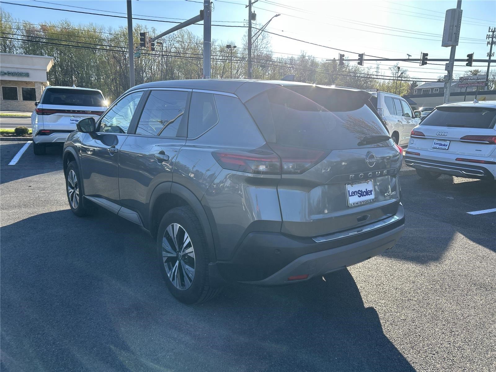 Used 2023 Nissan Rogue SV image 3