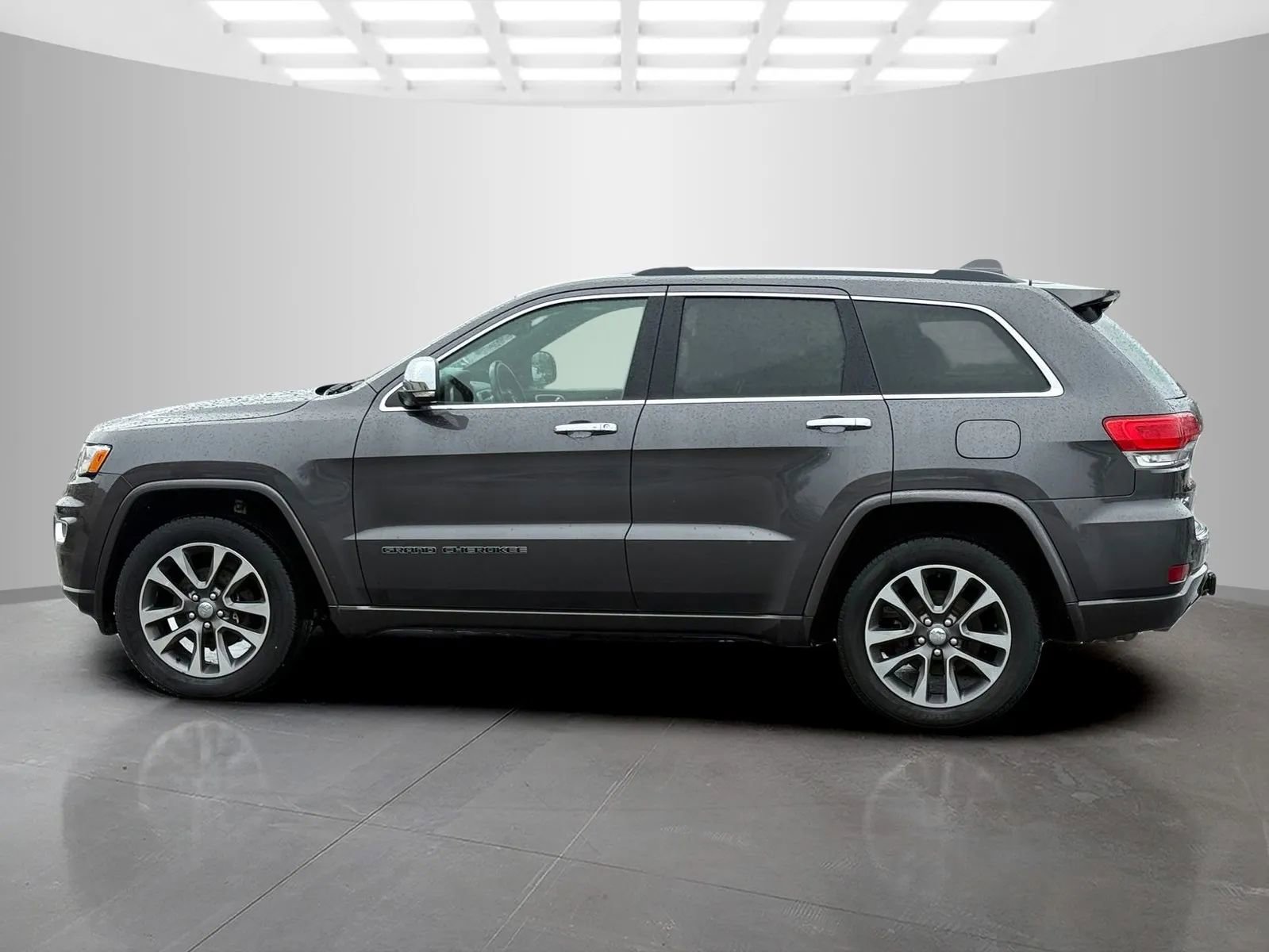 Used 2017 Jeep Grand Cherokee Overland image 6