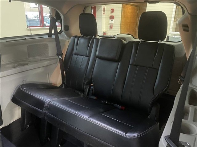 Used 2015 Chrysler Town & Country Touring-L w/ Driver Convenience Group image 21