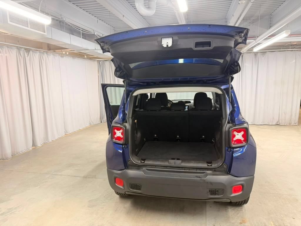 Used 2018 Jeep Renegade Latitude w/ Cold Weather Group AWD/4WD image 11