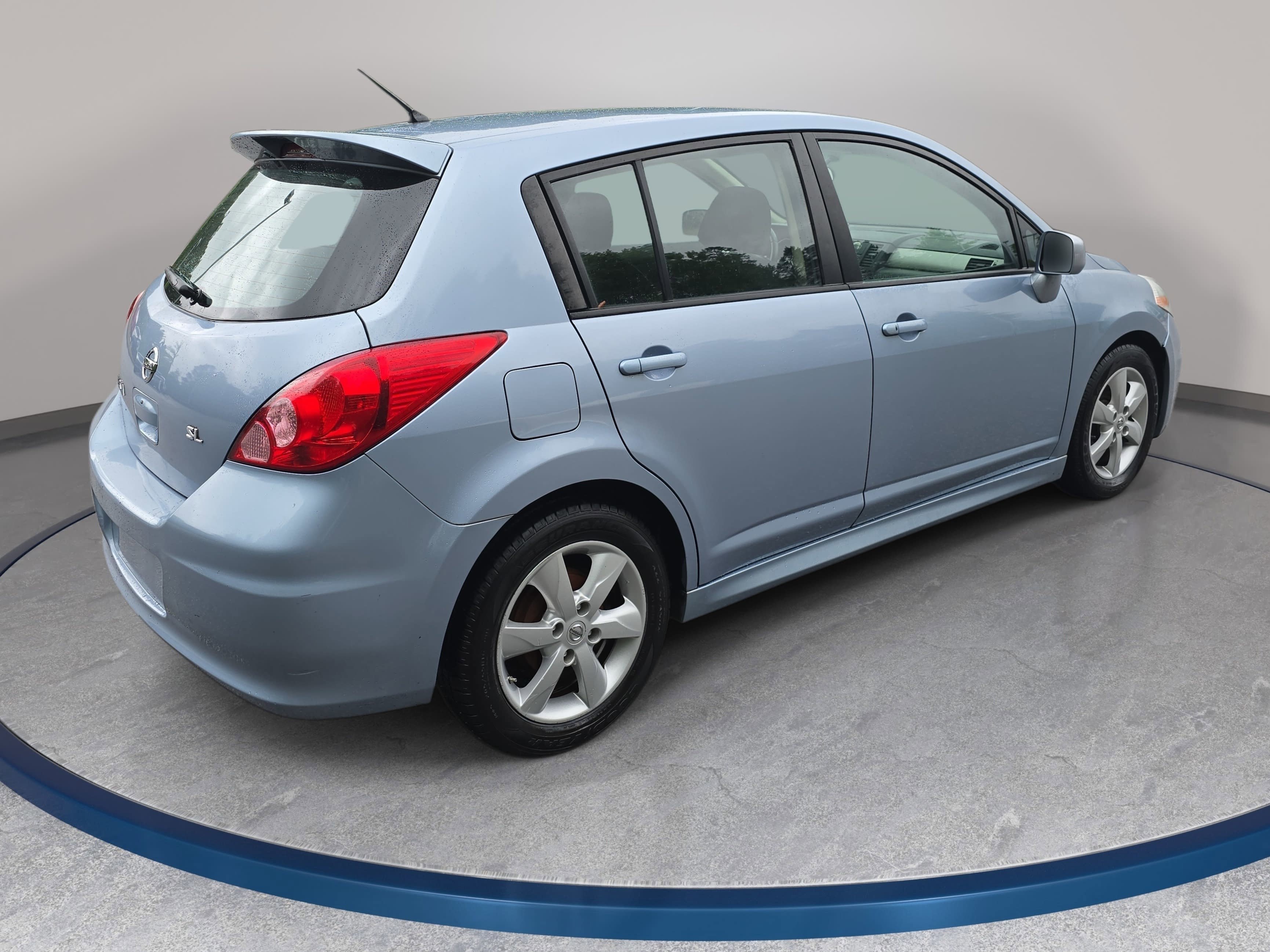 Used 2011 Nissan Versa Hatchback w/ Premium Pkg FWD image 5