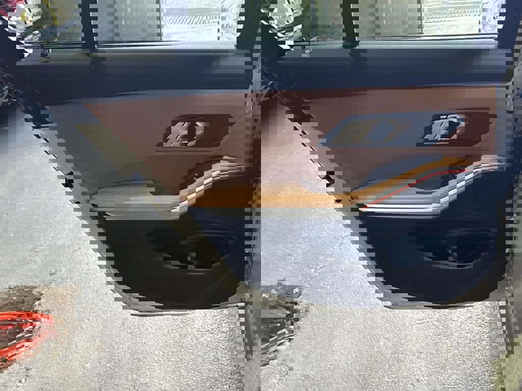 Used 2023 BMW 330i xDrive Sedan w/ Premium Package image 11