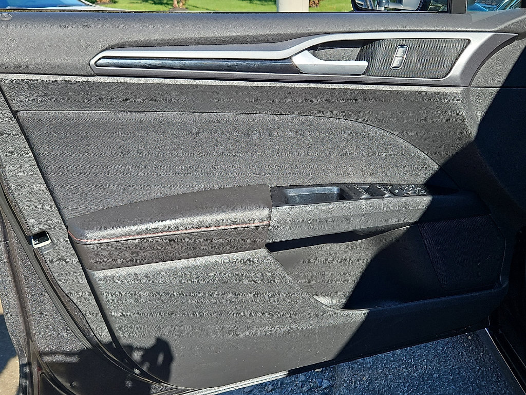 Used 2015 Ford Fusion SE FWD image 13