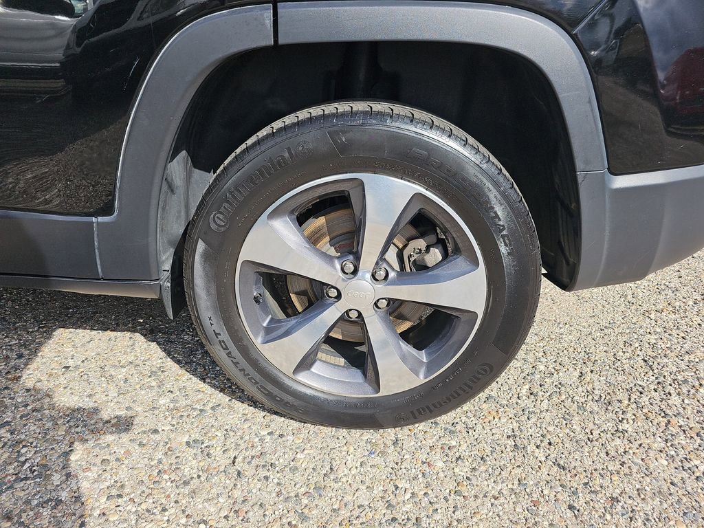 Used 2019 Jeep Cherokee Limited w/ Luxury Group image 31