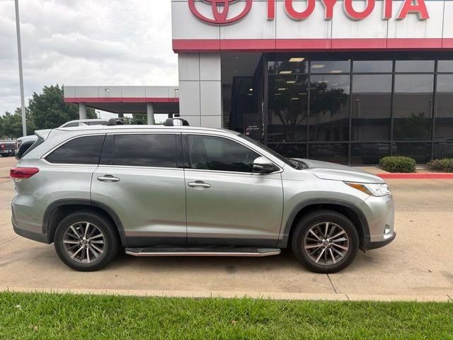 Used 2019 Toyota Highlander XLE FWD image 2