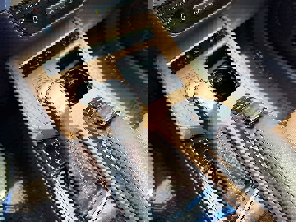 Used 2016 Lexus ES 350 w/ Luxury Package w/Wood Trim image 29