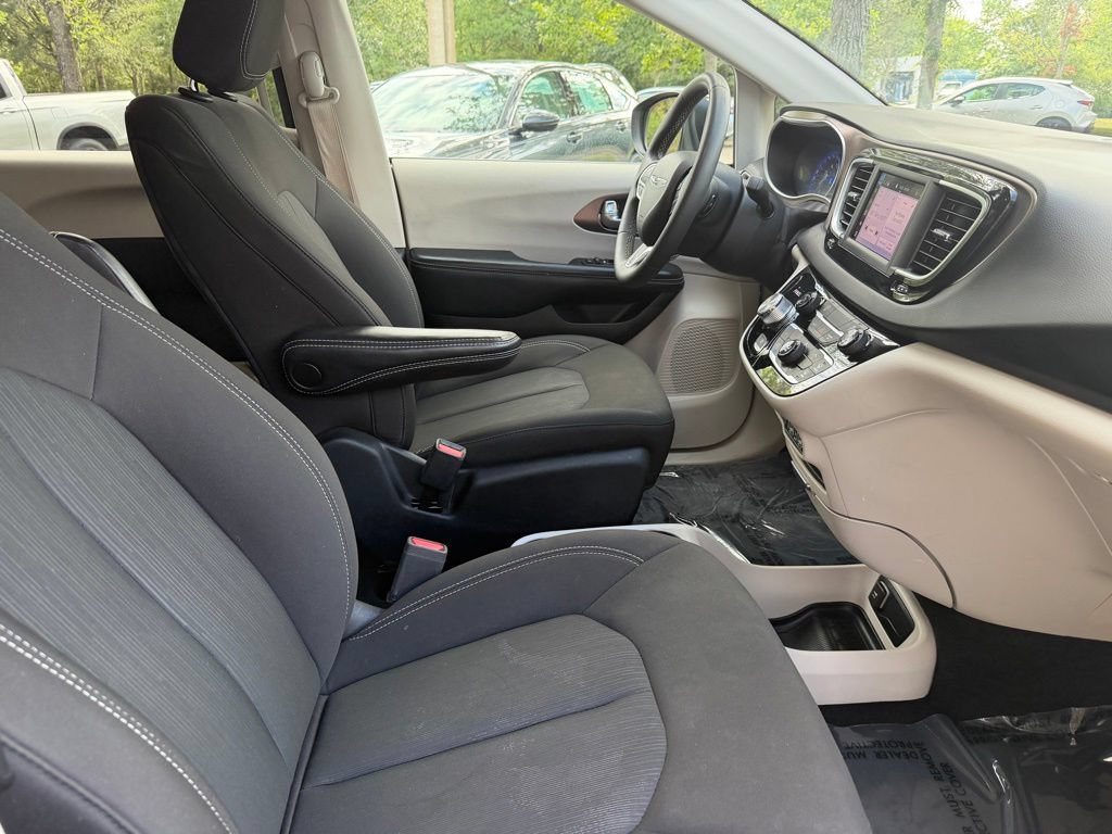 Used 2023 Chrysler Voyager LX FWD image 9