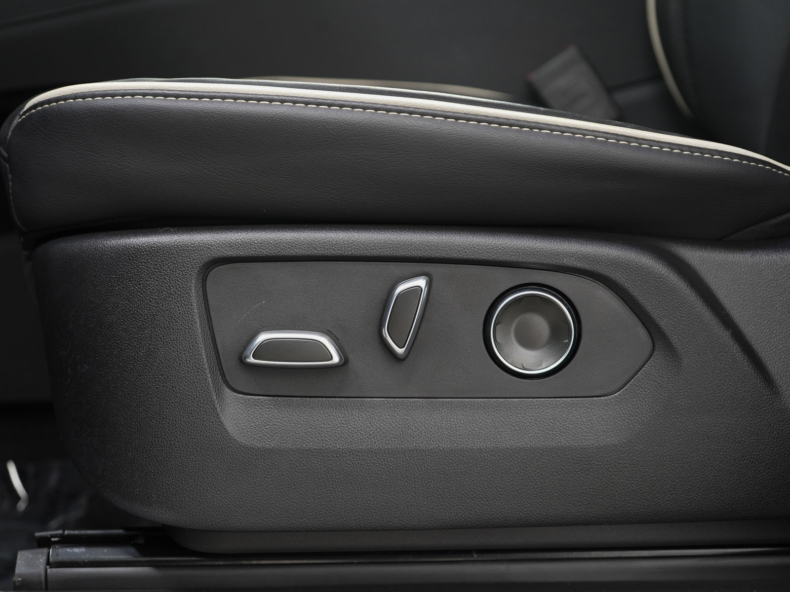 Used 2024 Cadillac Escalade Premium Luxury w/ Performance Package image 24