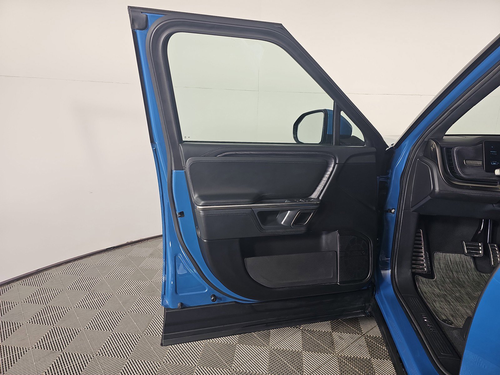 Used 2024 Rivian R1T Adventure AWD/4WD image 16
