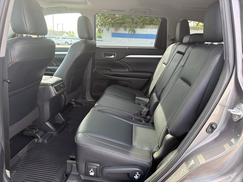 Used 2019 Toyota Highlander XLE AWD/4WD image 19