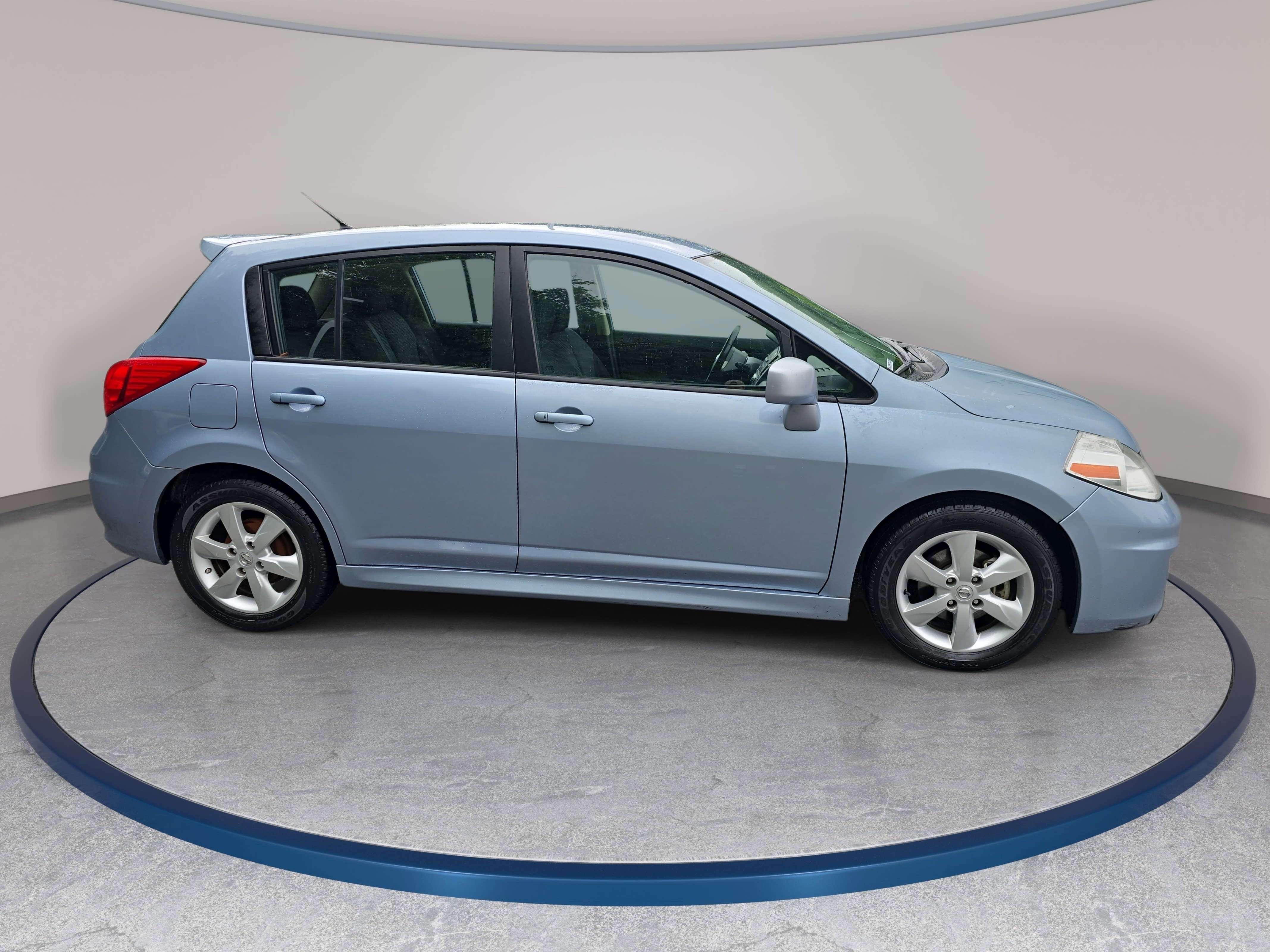 Used 2011 Nissan Versa Hatchback w/ Premium Pkg FWD image 4