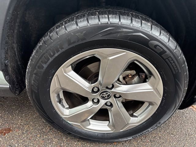 Used 2021 Toyota RAV4 XLE Premium image 14