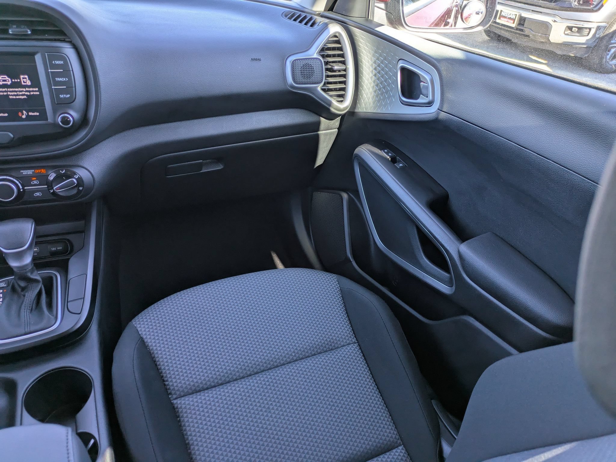 Used 2025 Kia Soul LX w/ LX Technology Package FWD image 17