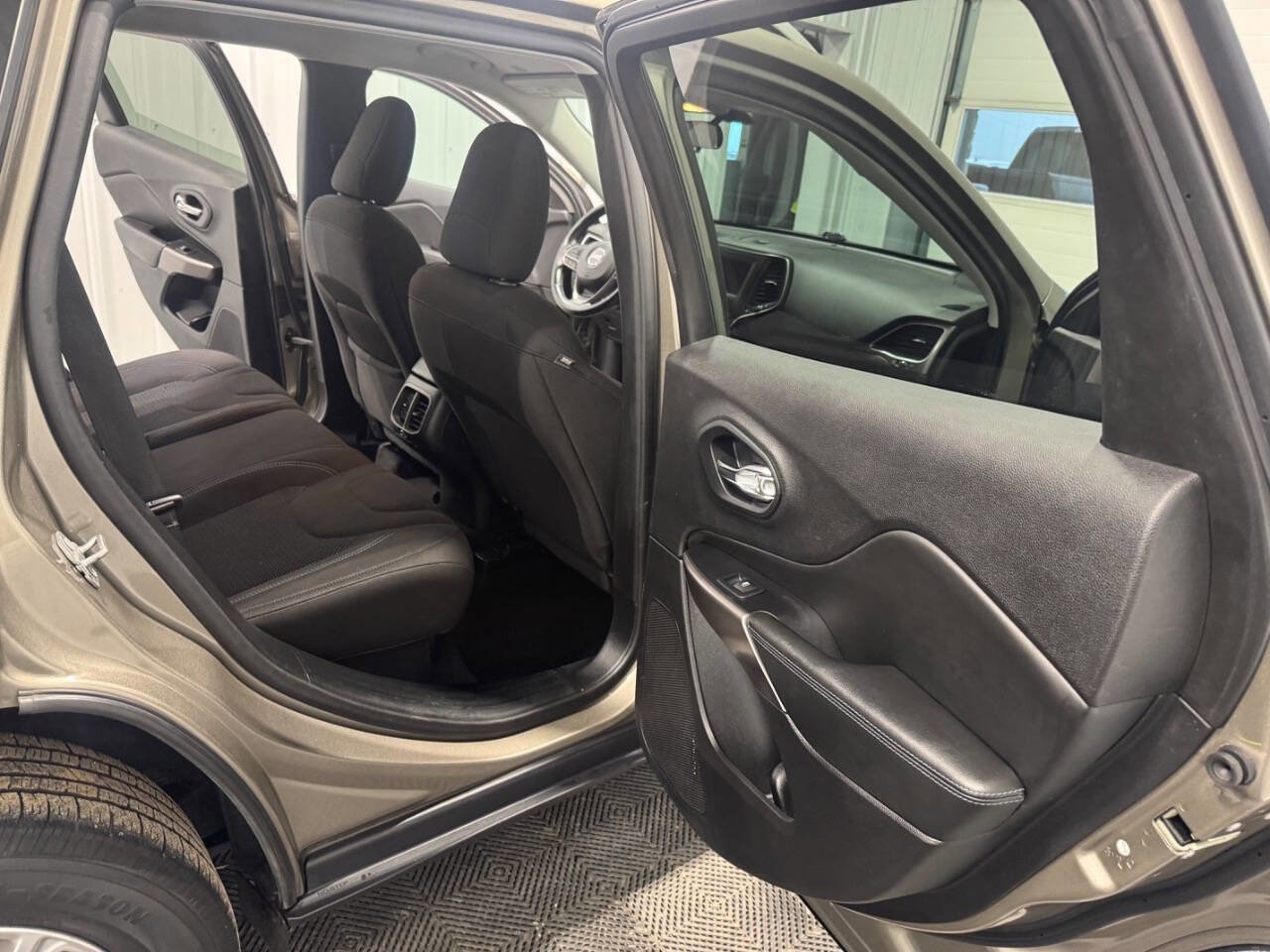 Used 2019 Jeep Cherokee Latitude w/ Cold Weather Group image 20