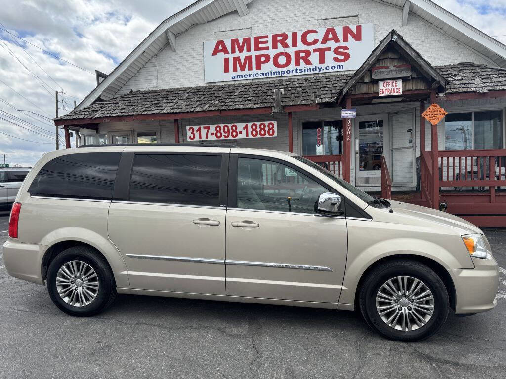 Used 2014 Chrysler Town & Country Touring-L image 1