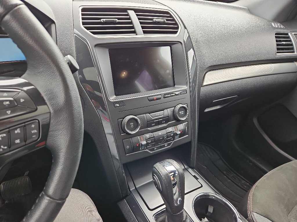 Used 2018 Ford Explorer XLT w/ Equipment Group 202A AWD/4WD image 12