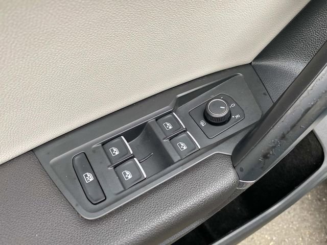 Used 2018 Volkswagen Tiguan SE w/ Panoramic Sunroof Package image 12