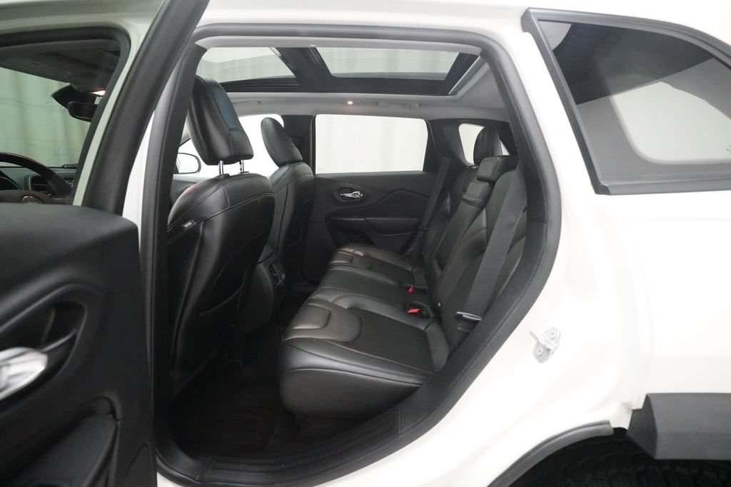 Used 2019 Jeep Cherokee Trailhawk w/ Comfort/Convenience Group AWD/4WD image 16