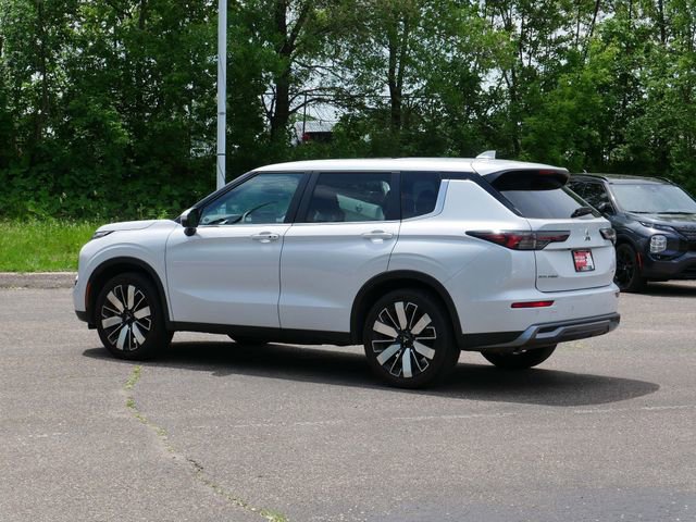 Used 2025 Mitsubishi Outlander SE AWD/4WD image 4