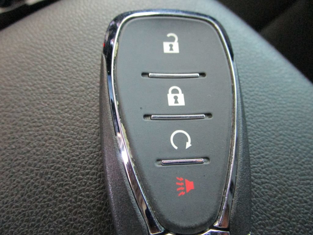 Used 2025 Chevrolet Trax RS w/ Sunroof Package FWD image 38