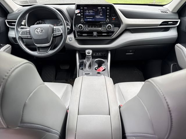 Used 2022 Toyota Highlander XLE AWD/4WD image 18