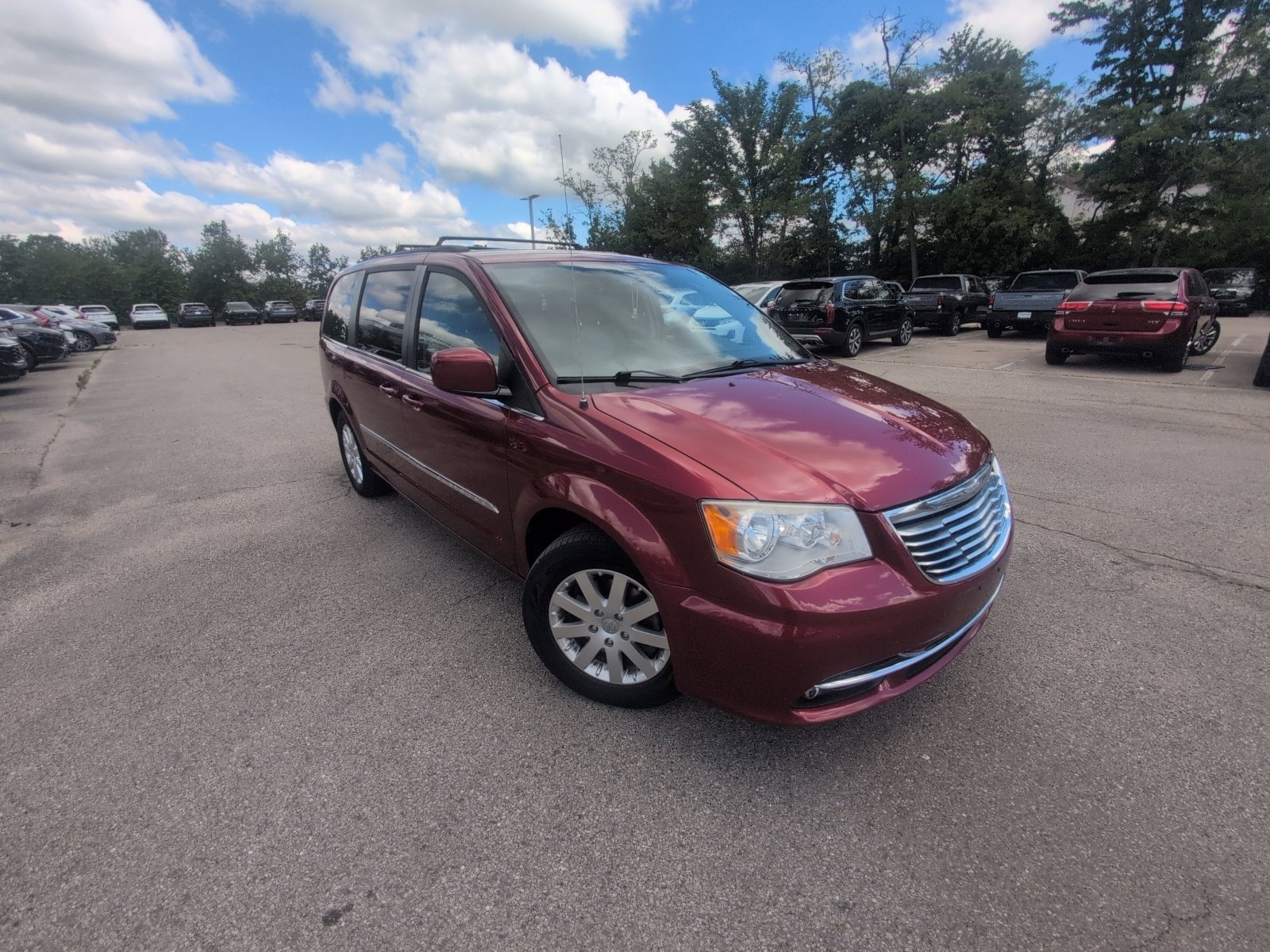 Used 2015 Chrysler Town & Country Touring FWD image 28