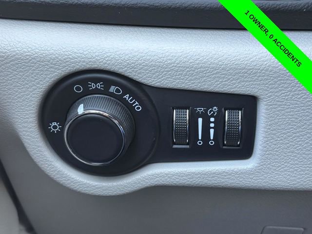 Used 2023 Chrysler Voyager LX FWD image 11