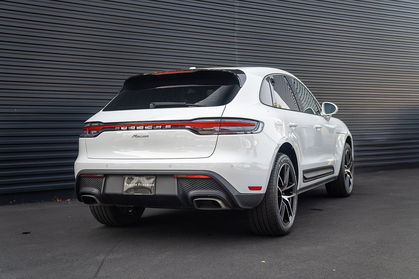 Certified 2025 Porsche Macan AWD/4WD image 28