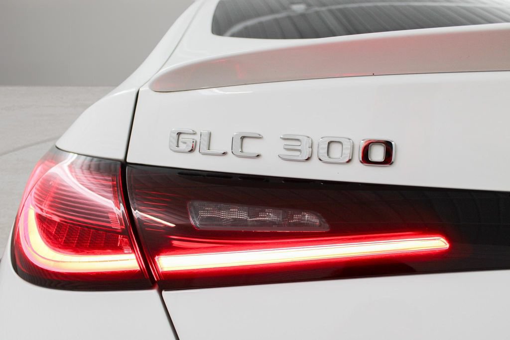 Used 2025 Mercedes-Benz GLC 300 4MATIC image 31