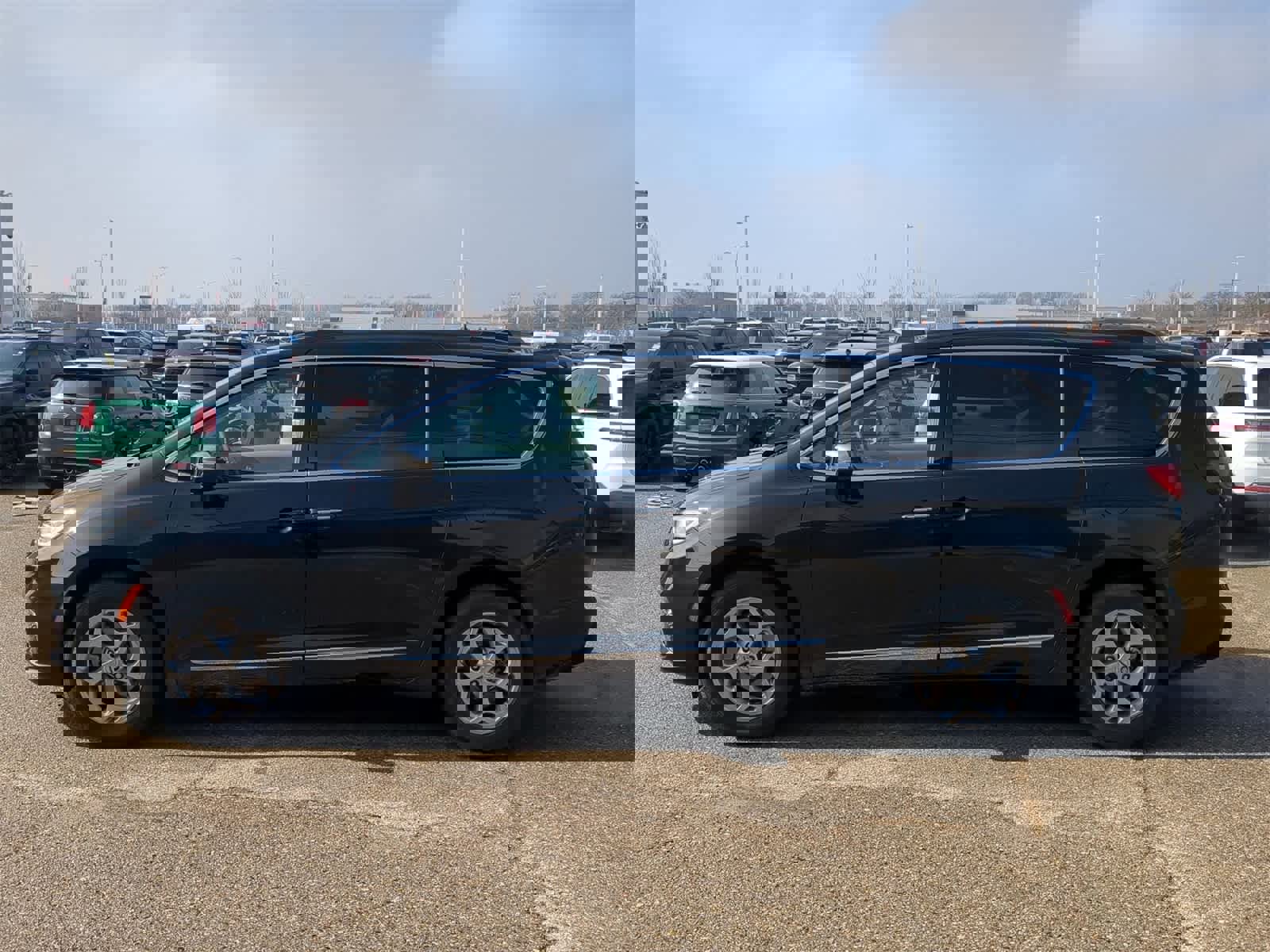 Used 2023 Chrysler Pacifica Limited image 11