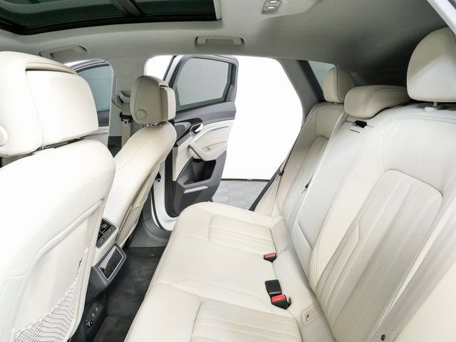 Used 2023 Audi e-tron Premium Plus w/ Premium Plus Package image 22