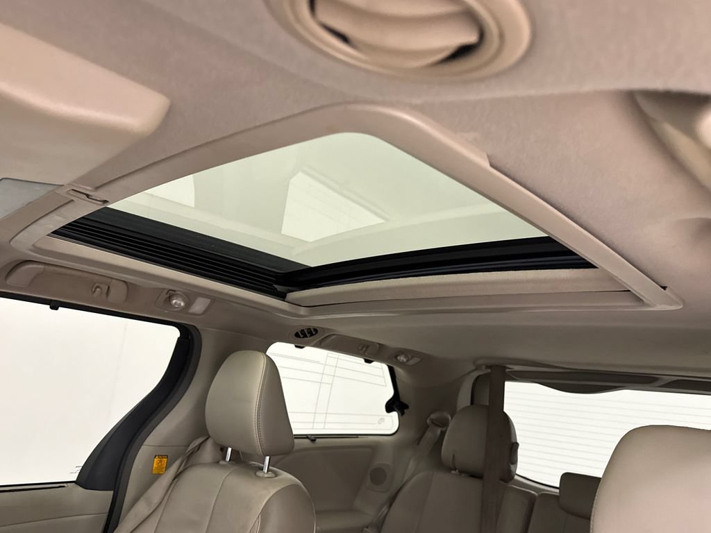 Used 2013 Toyota Sienna Limited w/ Premium Pkg FWD image 12