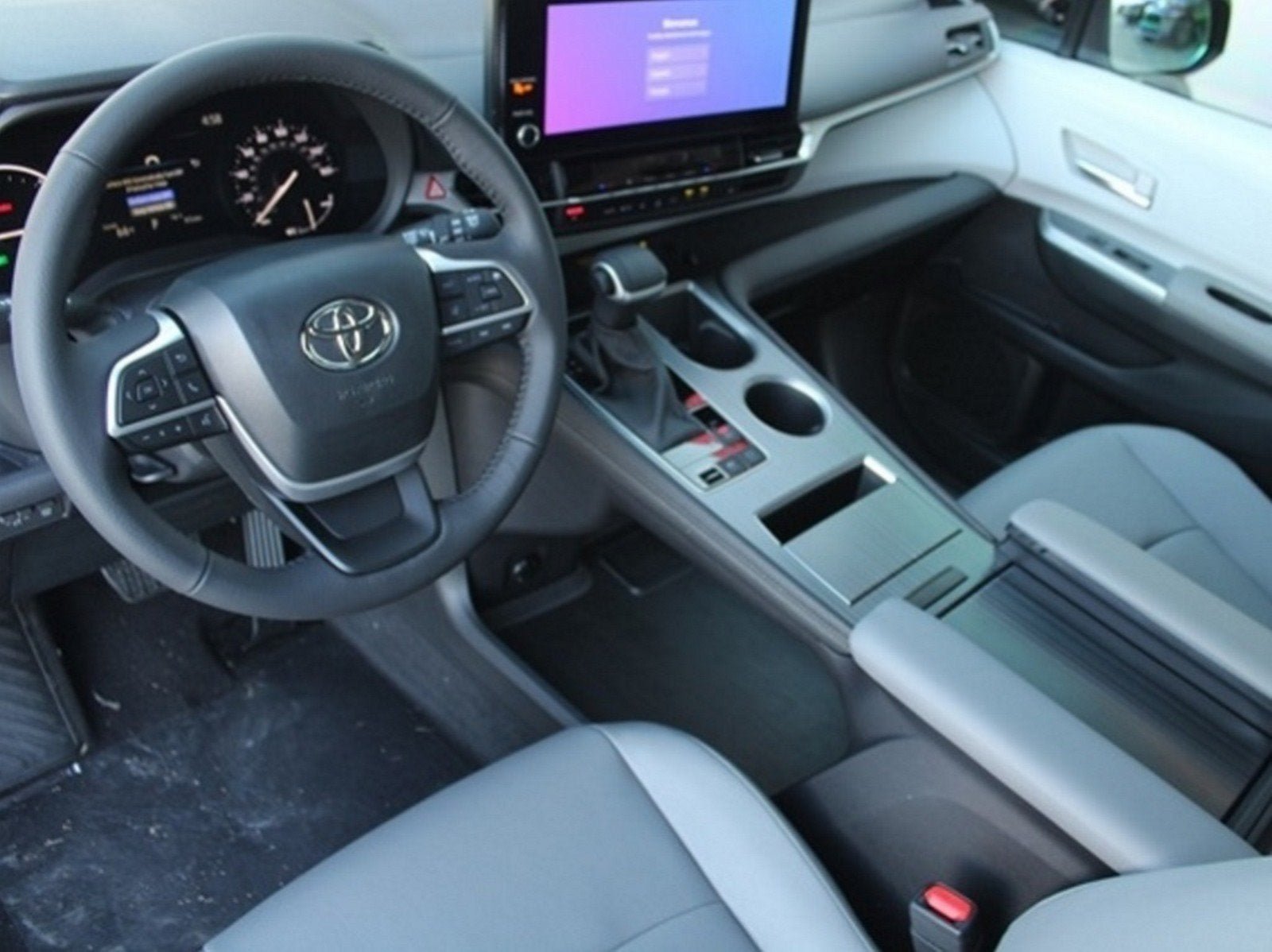 Used 2026 Toyota Sienna XLE AWD/4WD image 2