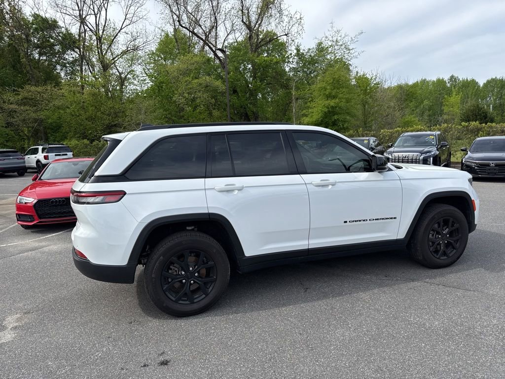 Used 2024 Jeep Grand Cherokee Altitude image 9