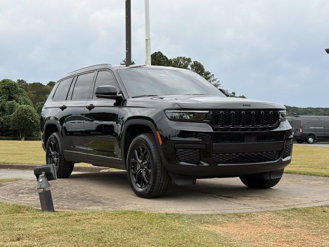 Used 2025 Jeep Grand Cherokee L Altitude RWD image 1