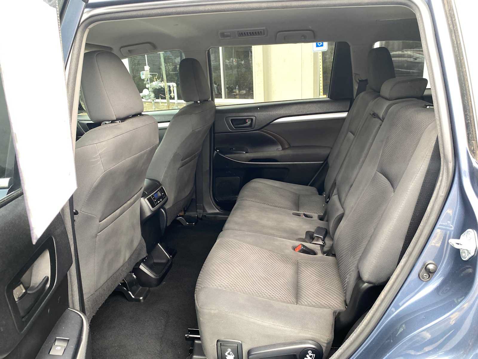 Used 2018 Toyota Highlander LE FWD image 10