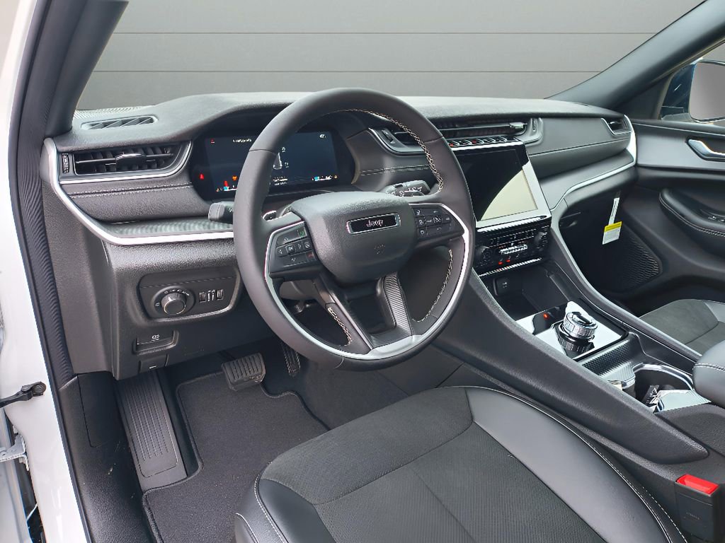New 2025 Jeep Grand Cherokee Altitude image 17