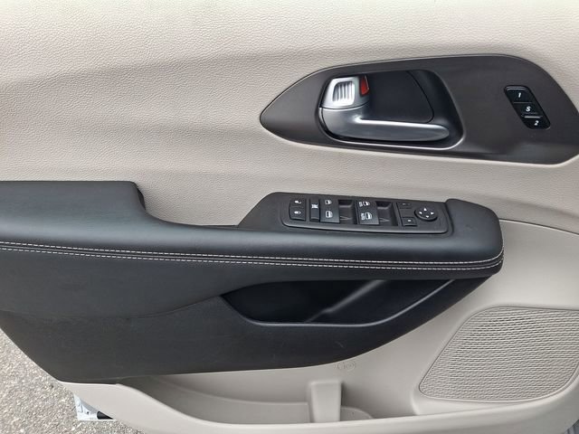 Used 2024 Chrysler Pacifica Touring-L FWD image 13
