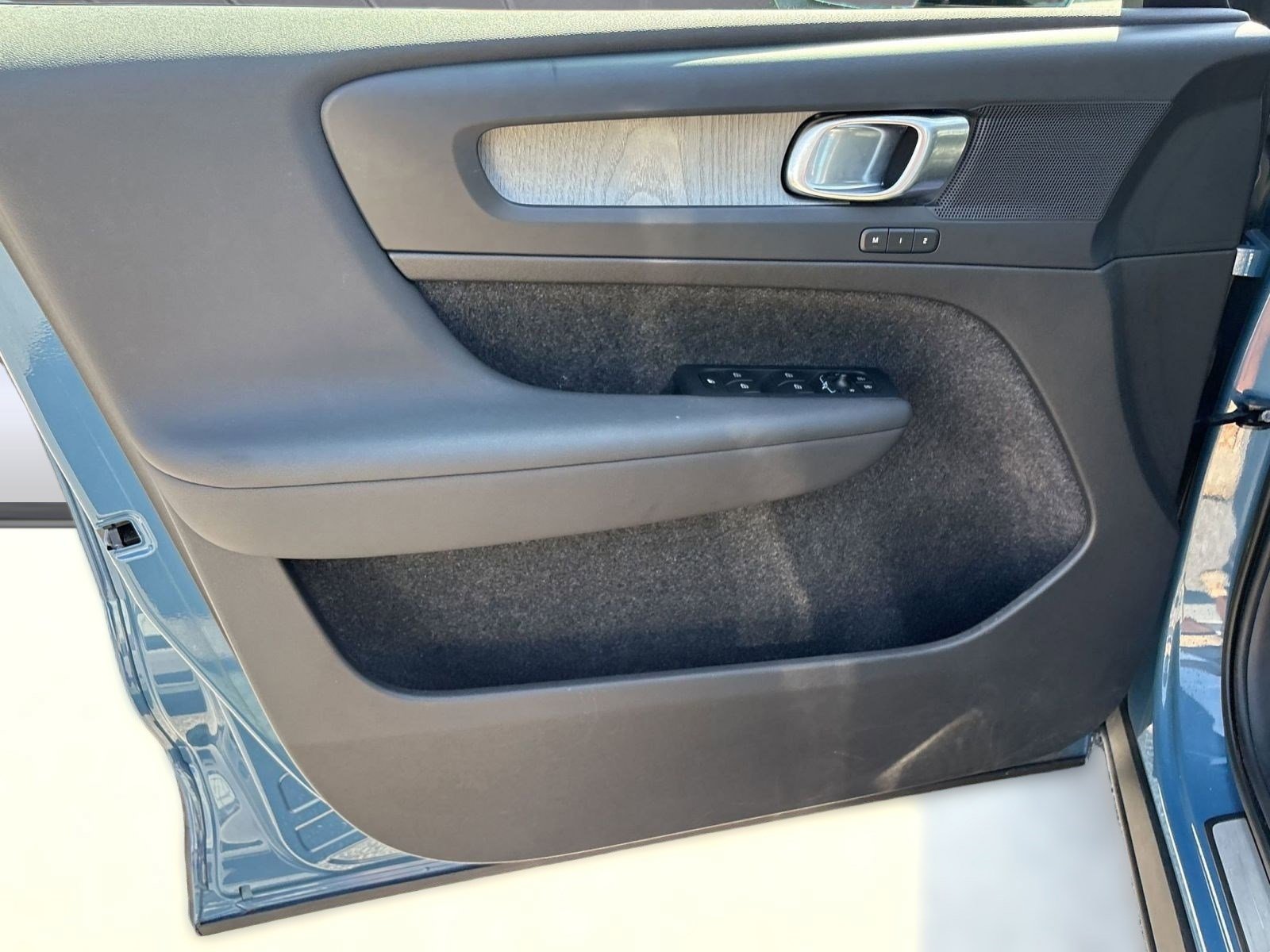 Certified 2023 Volvo XC40 B5 Plus w/ Driver Assist Package image 21