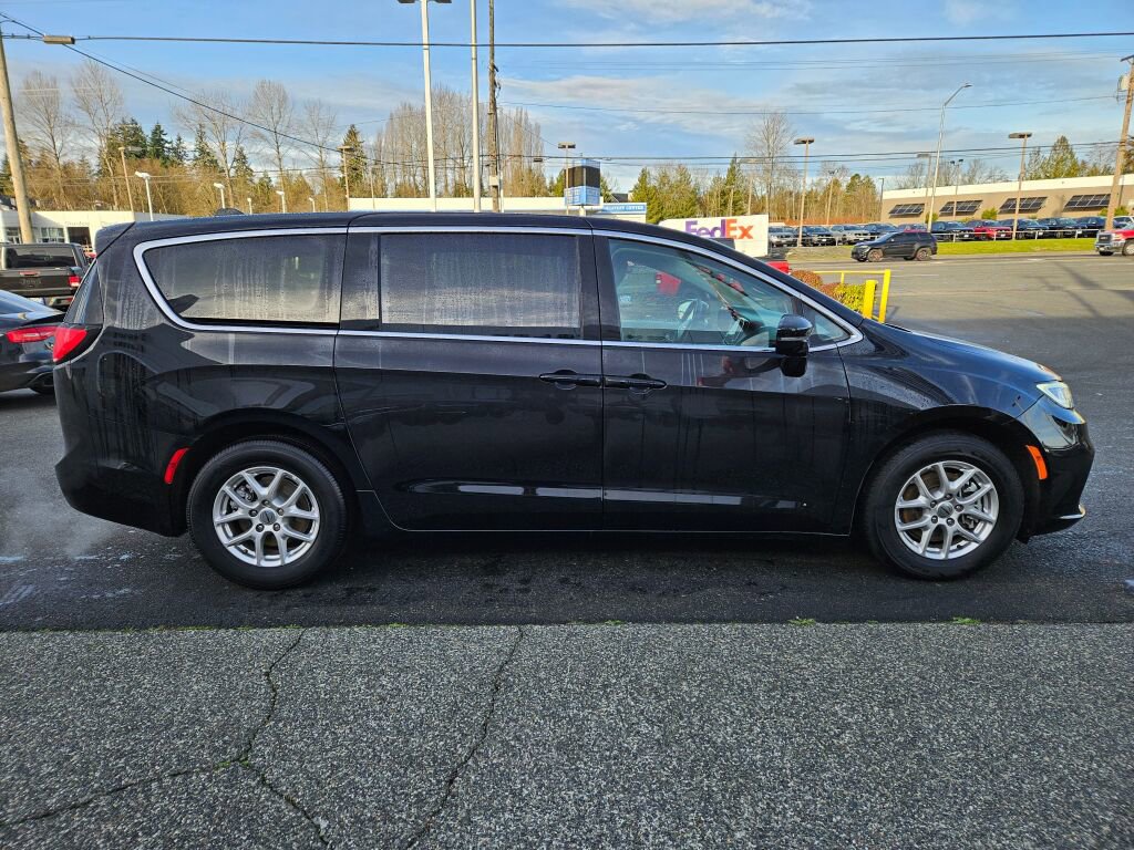 Used 2024 Chrysler Pacifica Touring-L image 6