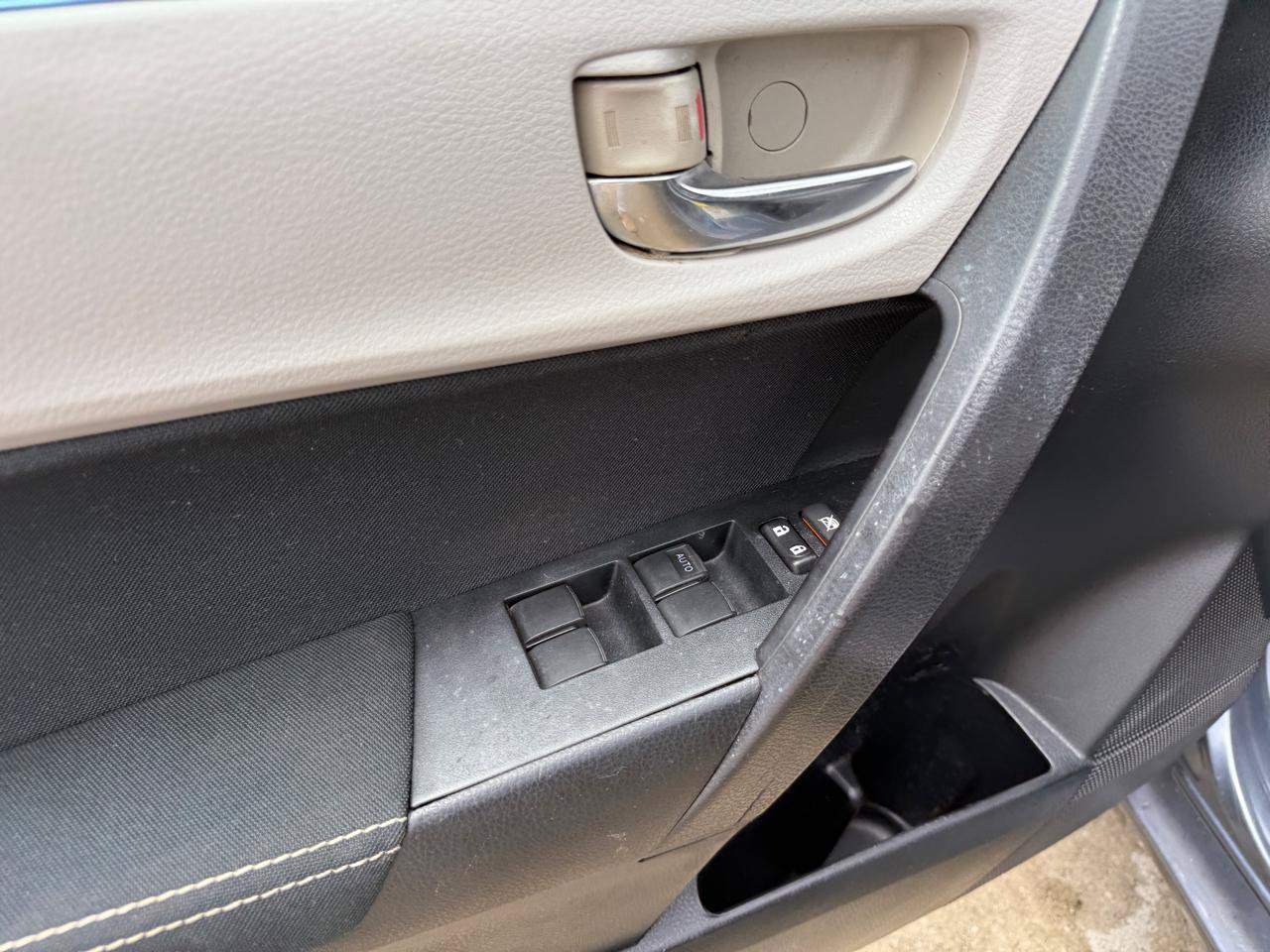 Used 2015 Toyota Corolla LE FWD image 11
